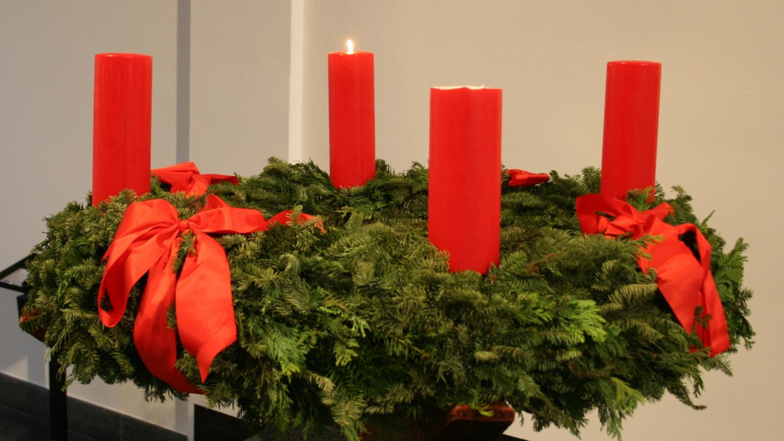 Die Adventszeit beginnt mit der ersten Vesper des ersten Adventssonntags und endet am Heiligen Abend mit der ersten Vesper von Weihnachten. Die westliche christliche Adventszeit dauert 22 bis 28 Tage und hat immer vier Sonntage, mit Ausnahme der Bistümer, die am Ambrosianischen Ritus festhalten. Ex-Bild-DB-ID: 7629