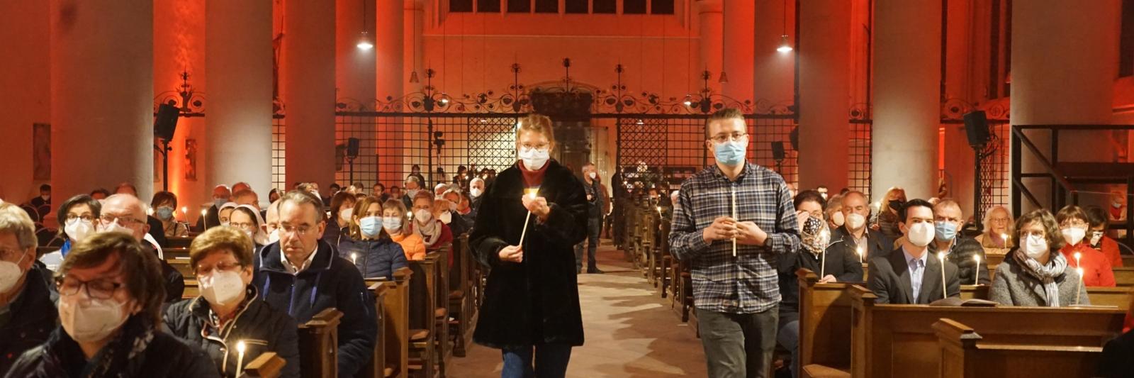Gottesdienst in Altenberg mit Weihbischof Rolf Steinhäuser zum Auftakt der Weltsynode im Erzbistum Köln;
Jugendliche verteilen das Licht