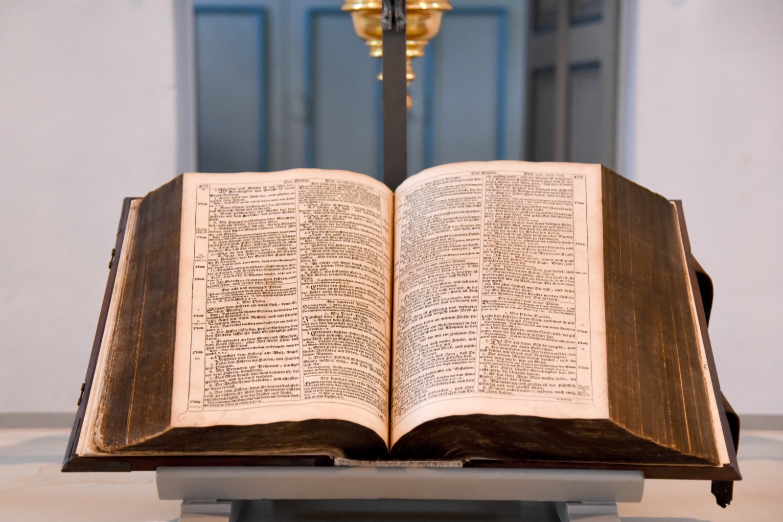 Diese Bibel liegt in der evang. Kirchengemeinde Wahlscheid aus.  Sie ist ca. 400 Jahre alt.  Als Bibel (altgriechisch ?????? biblia ‚Bücher‘; daher auch Buch der Bücher) bezeichnet man eine Schriftensammlung, die im Judentum und Christentum als Heilige Schrift mit normativem Anspruch für die ganze Religionsausübung gilt. Ex-Bild-DB-ID: 21766