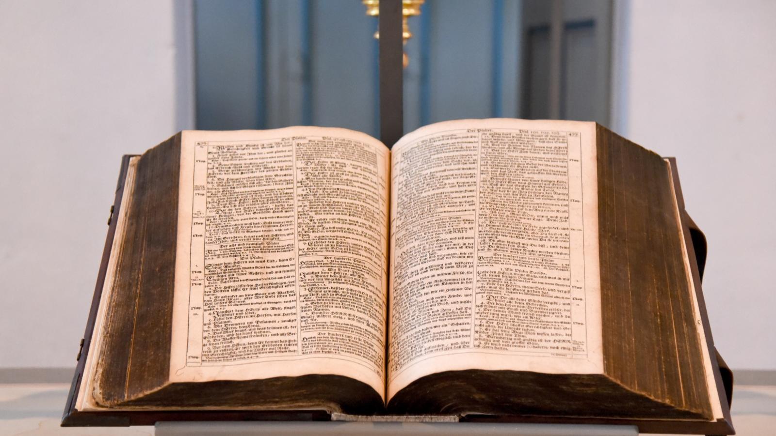 Diese Bibel liegt in der evang. Kirchengemeinde Wahlscheid aus.  Sie ist ca. 400 Jahre alt.  Als Bibel (altgriechisch ?????? biblia ‚Bücher‘; daher auch Buch der Bücher) bezeichnet man eine Schriftensammlung, die im Judentum und Christentum als Heilige Schrift mit normativem Anspruch für die ganze Religionsausübung gilt. Ex-Bild-DB-ID: 21766