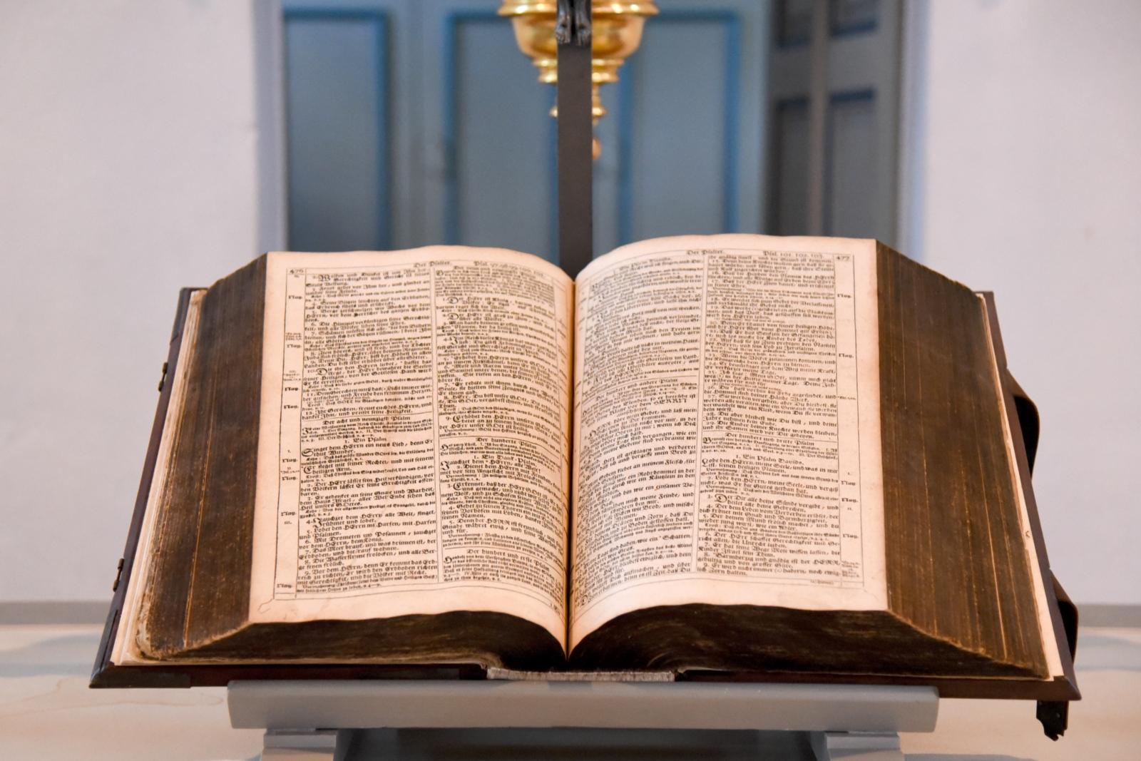 Bibel Diese Bibel liegt in der evang. Kirchengemeinde Wahlscheid aus. Sie ist ca. 400 Jahre alt. Als Bibel (altgriechisch ?????? biblia ‚Bücher‘; daher auch Buch der Bücher) bezeichnet man eine Schriftensammlung, die im Judentum und Christentum als Heilige Schrift mit normativem Anspruch für die ganze Religionsausübung gilt. Ex-Bild-DB-ID: 21766