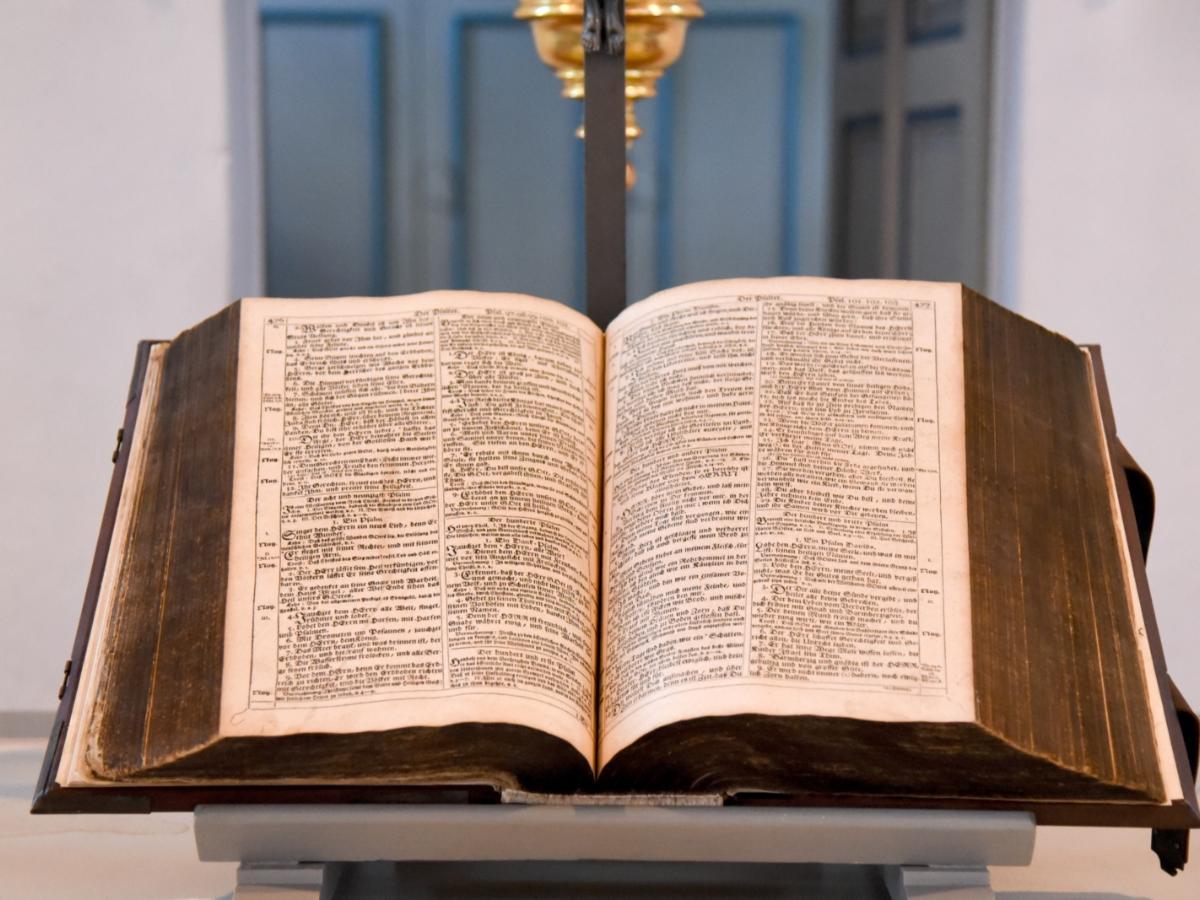 Diese Bibel liegt in der evang. Kirchengemeinde Wahlscheid aus.  Sie ist ca. 400 Jahre alt.  Als Bibel (altgriechisch ?????? biblia ‚Bücher‘; daher auch Buch der Bücher) bezeichnet man eine Schriftensammlung, die im Judentum und Christentum als Heilige Schrift mit normativem Anspruch für die ganze Religionsausübung gilt. Ex-Bild-DB-ID: 21766