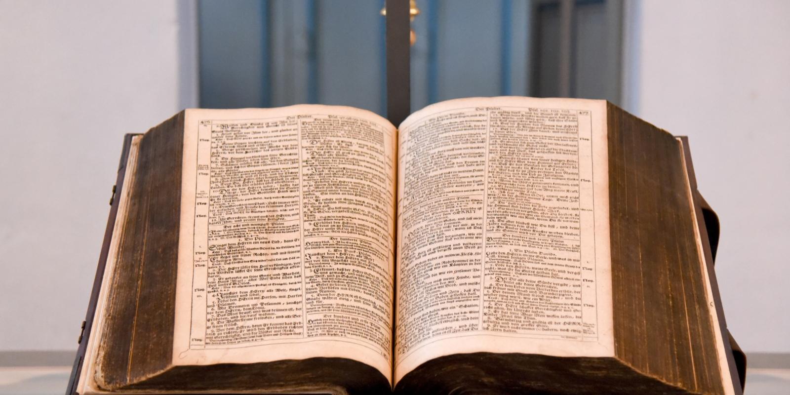 Diese Bibel liegt in der evang. Kirchengemeinde Wahlscheid aus.  Sie ist ca. 400 Jahre alt.  Als Bibel (altgriechisch ?????? biblia ‚Bücher‘; daher auch Buch der Bücher) bezeichnet man eine Schriftensammlung, die im Judentum und Christentum als Heilige Schrift mit normativem Anspruch für die ganze Religionsausübung gilt. Ex-Bild-DB-ID: 21766