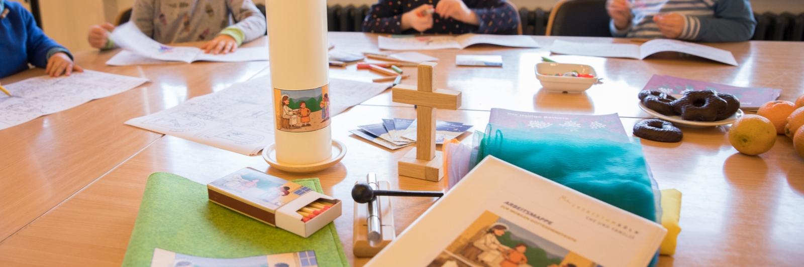 Kindergotteslob 29. 11.2019 Petra Dierkes, Abteilungsleiterin der Hauptabteilung Seelsorge im Erzbistum Köln, überreicht die ersten Mobilen Gottesdienstkisten an Engagierte in der Kinder- und Familienliturgie. Auf dem Gut Frohnhof in Köln-Ossendorf, wo die Mitarbeitenden der Caritas Wertarbeit die Bibelhüllen nähen und die Kisten zusammenstellen, kamen dazu einige Engagierte und deren Kinder mit Vertretern von Erzbistum und Caritas zu einer kleinen Feierstunde zusammen.
