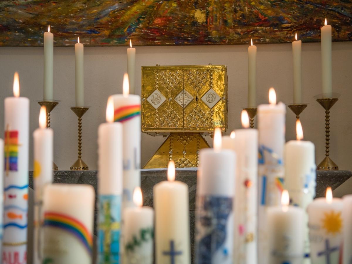 selbst gestaltete Kerzen zur ersten Hl. Kommunion, im Hintergrund ein Tabernakel,  Als Erstkommunion oder erste heilige Kommunion wird der meist festlich begangene erste Empfang des Sakraments der heiligen Kommunion bezeichnet.  Die Erstkommunion gehört neben Taufe und Firmung zu den Einführungssakramenten (Initiationssakramenten) der katholischen Kirche. Ex-Bild-DB-ID: 27735