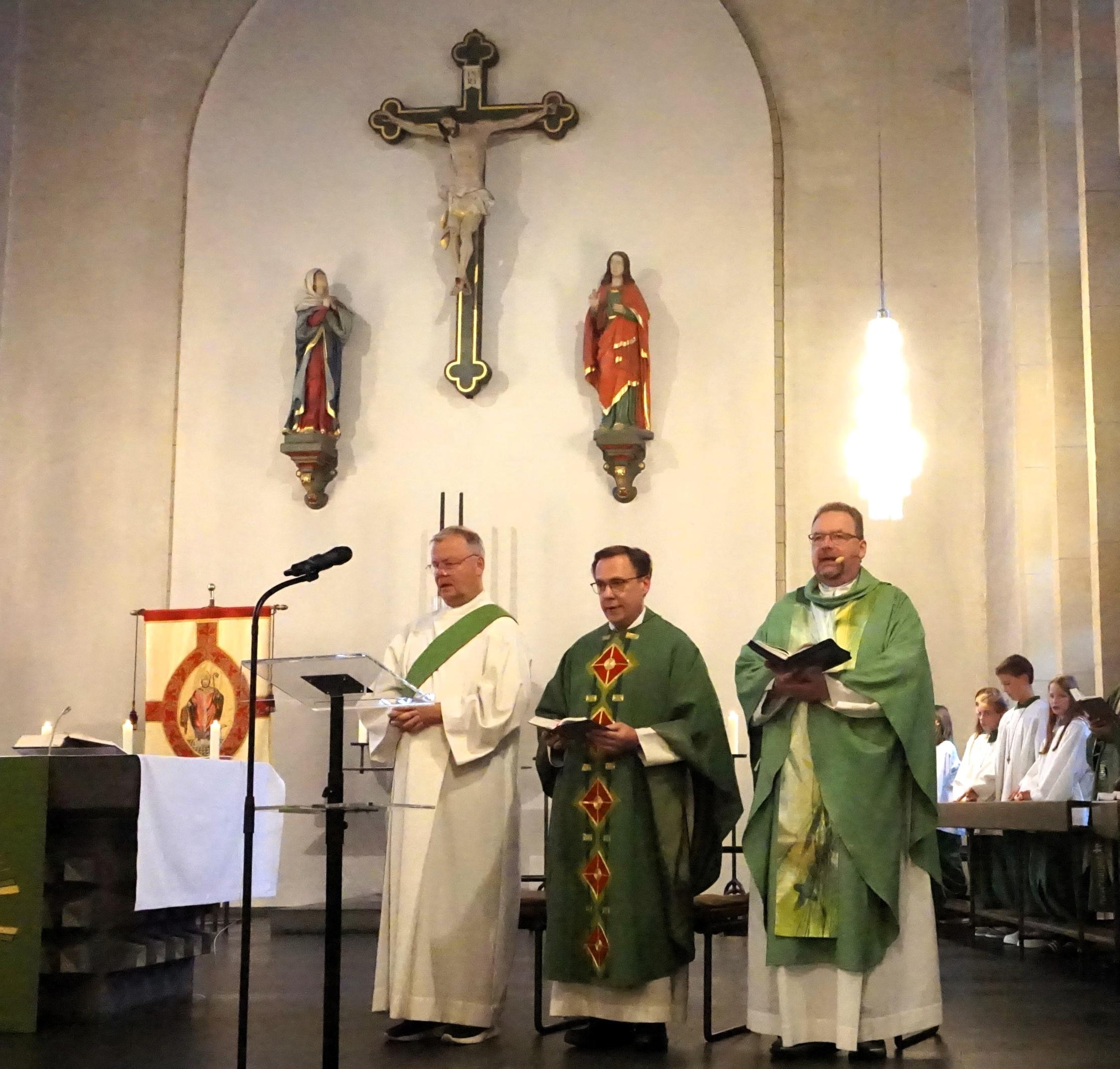 Abschiedsgottesdienst für Kaplan Stephan Wirgowski (vorne Mitte) mit Pfarrer Bernhard Dobelke (re) und Diakon Wolfgang Kader (li) Foto Saxler-Sc