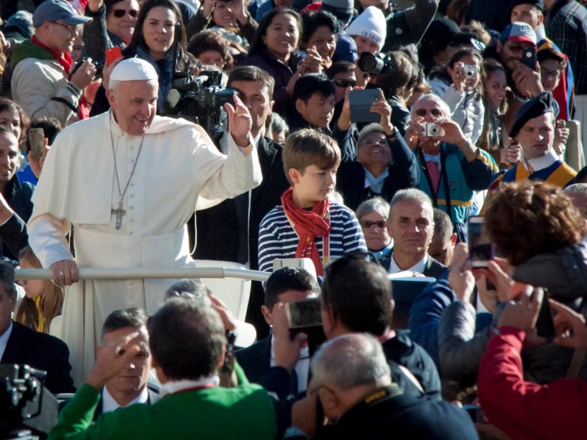 Fotos vom 12.10.2016
Kinder im Papamobil mit Papst Franziskus
