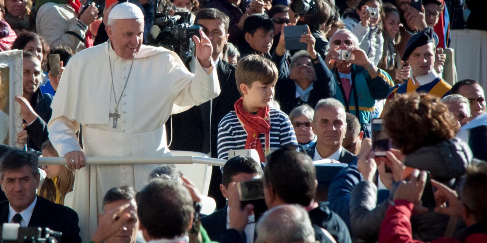 Papstaudienz auf dem Petersplatz in Rom Fotos vom 12.10.2016
Kinder im Papamobil mit Papst Franziskus