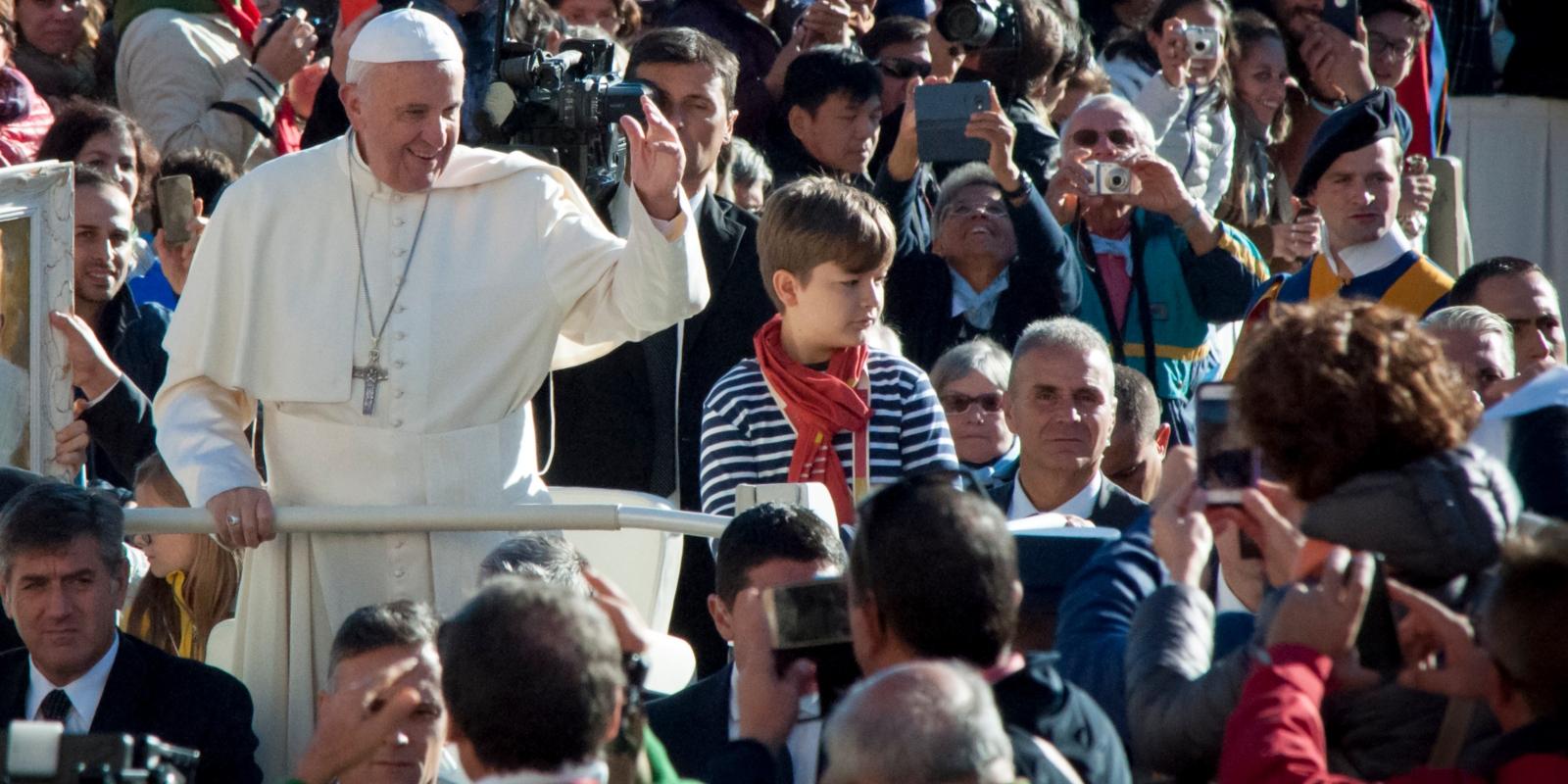 Fotos vom 12.10.2016
Kinder im Papamobil mit Papst Franziskus
