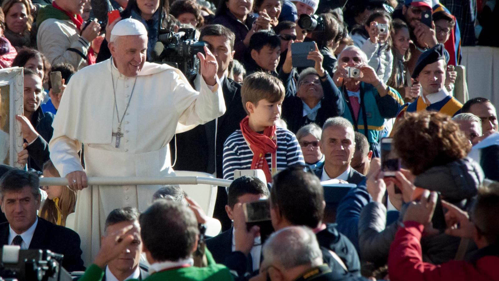 Fotos vom 12.10.2016
Kinder im Papamobil mit Papst Franziskus