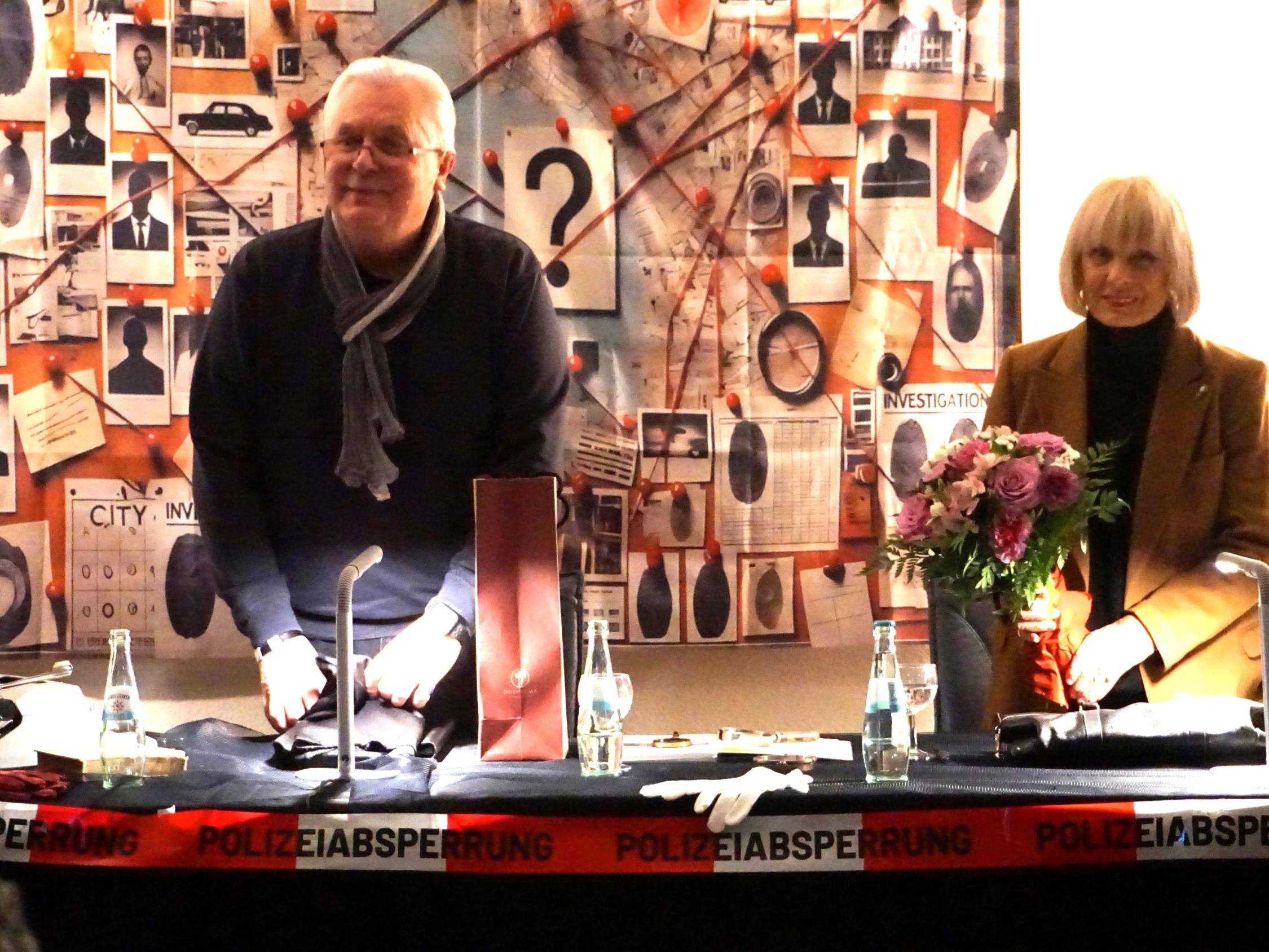 Benefizlesung mit Karyn von Ostholt (re) und Michael Althausen (li) Foto Modetreff Saxler-Schmidt