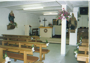 Unsere Notkirche geschmueckt zurEr stkommunionfeier 1992