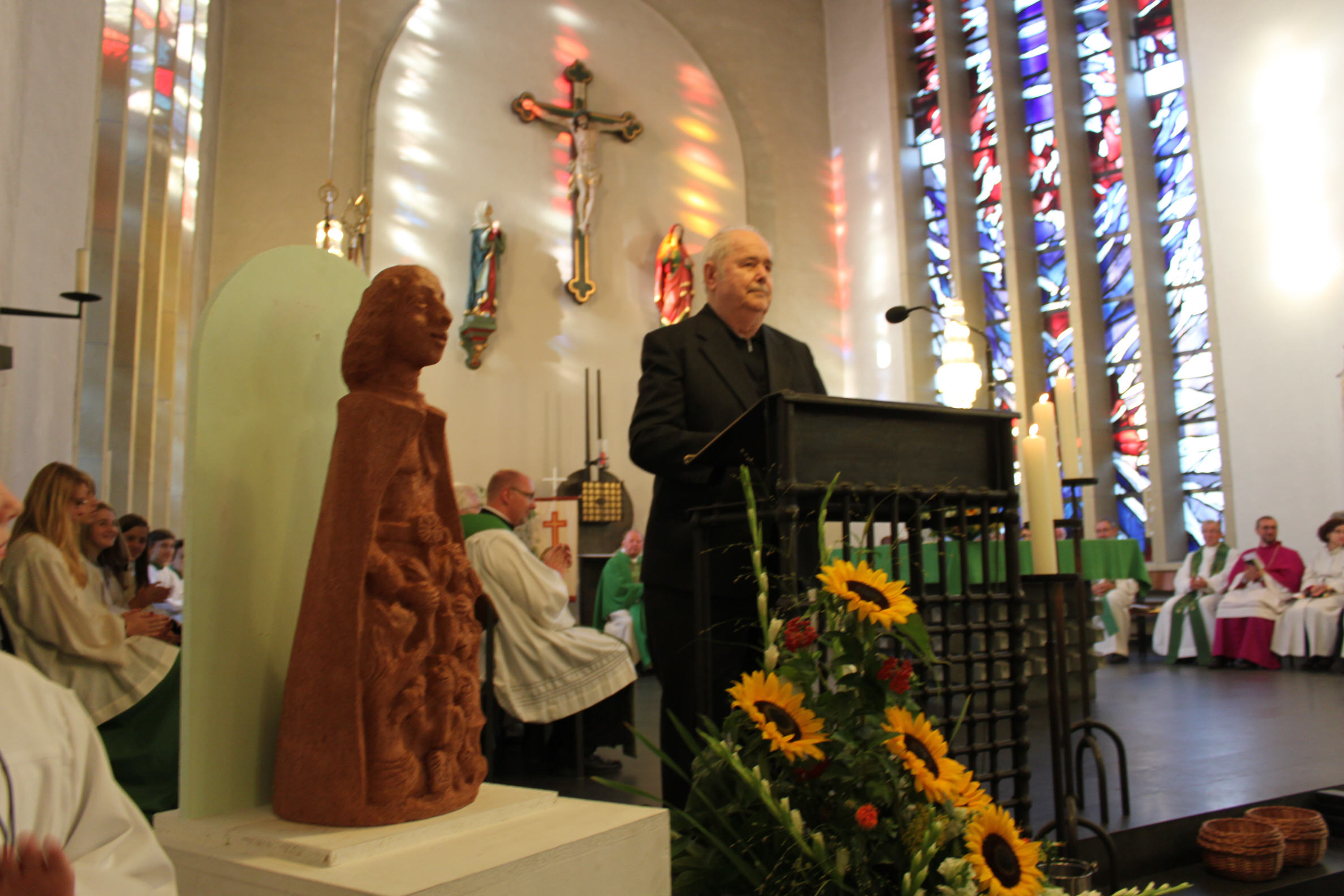 Pater Franz Josef Ludwig schenkt Gemeinde zum Abschied Figur des Vinzenz Pallotti