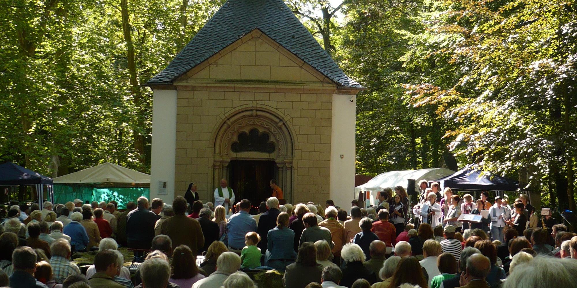 Messe vor der Waldkapelle