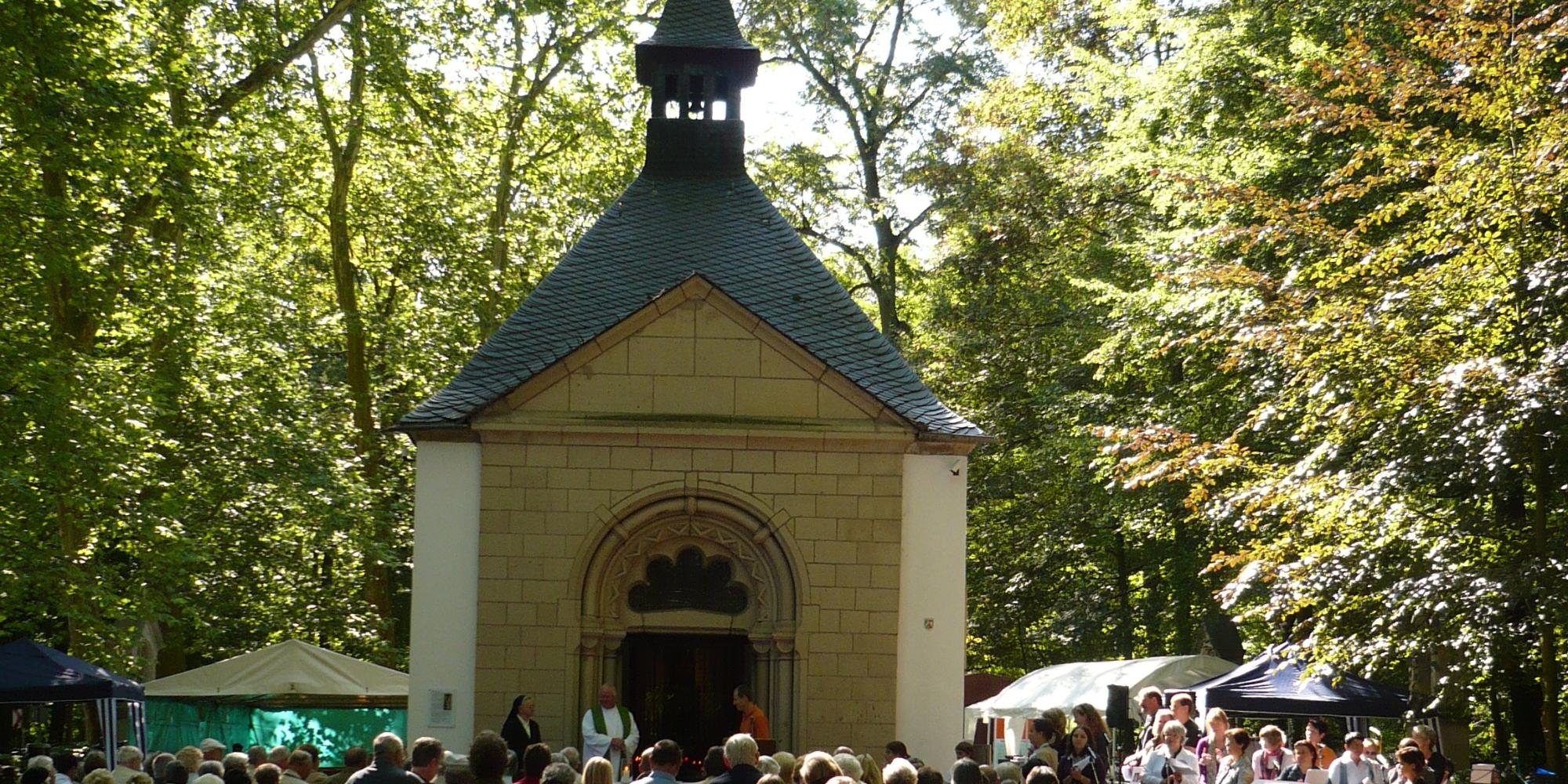 Messe vor der Waldkapelle