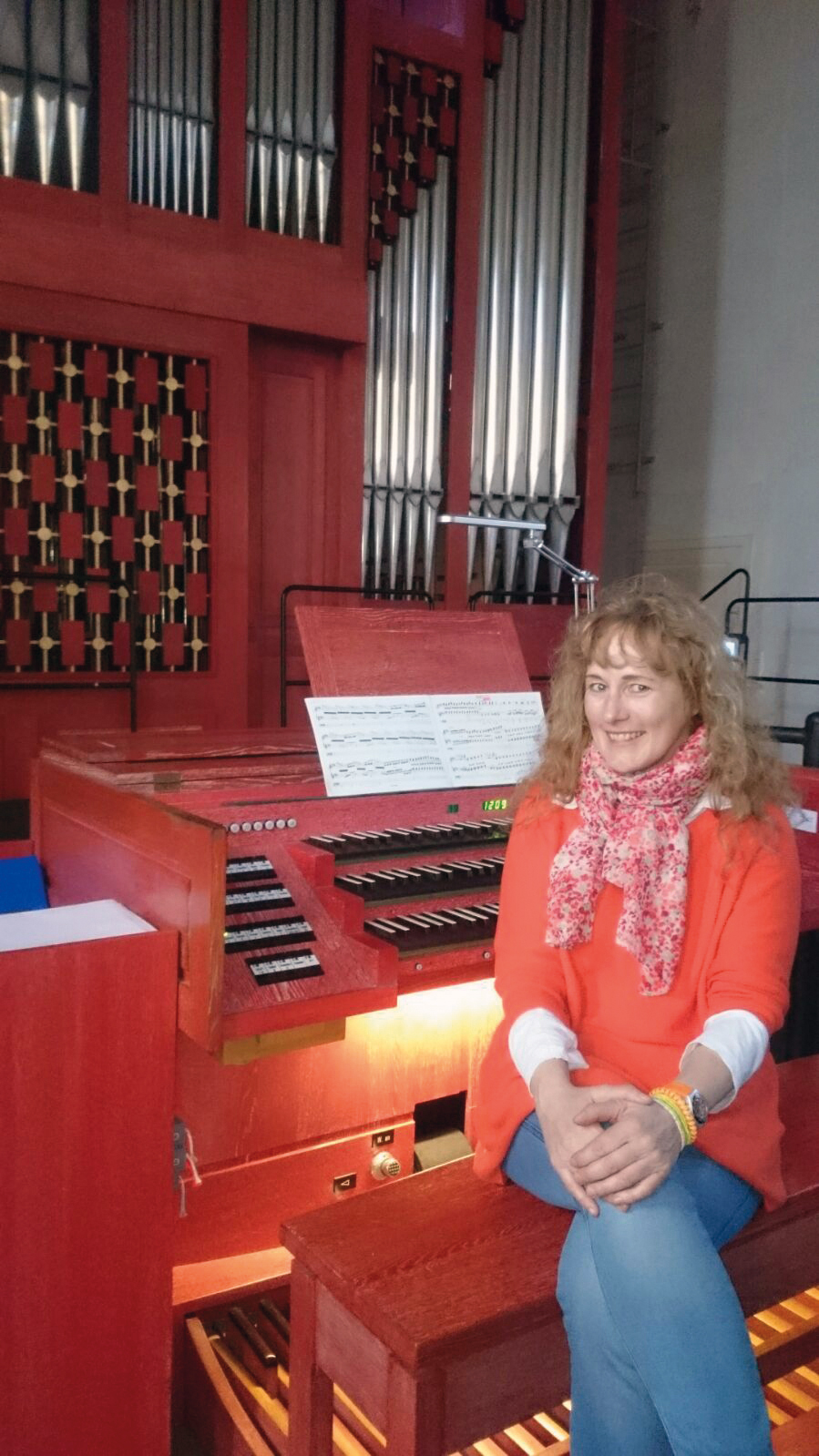 Christiane Goeke-Goos an der Rieger Orgel